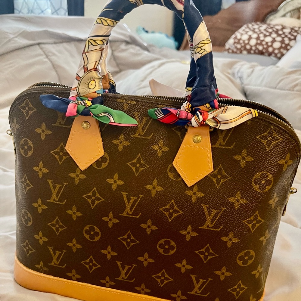 •Authentic Louis Vuitton Alma PM•